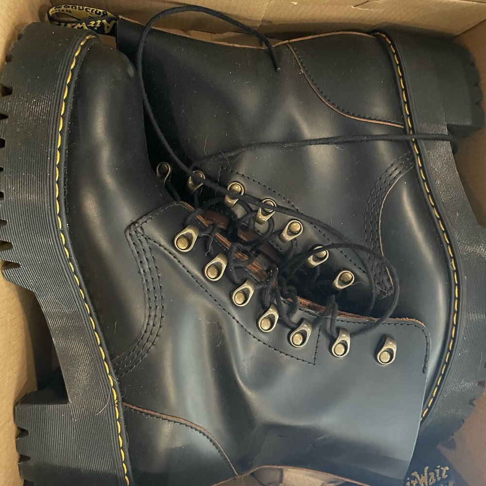 LEONA WOMEN'S VINTAGE SMOOTH LEATHER HEELED BOOTS Doc Martens